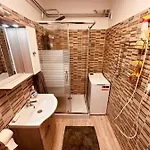King House & Garden With Ac And Free Parking Possibility Apartment