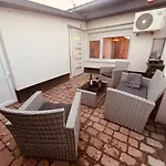 King House & Garden With Ac And Free Parking Possibility