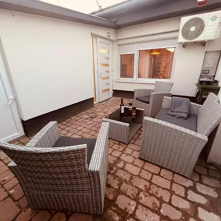 King House & Garden With Ac And Free Parking Possibility